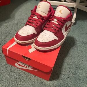 Jordan 1 Low "Cardinal Red" SIZE: 10.5 M